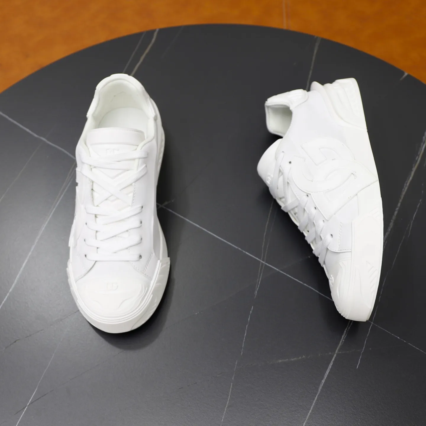 Ex-factory price: 600💰••New products••Dolce&Gabbana••DG✔️High-end men's sports•casual shoes. Original goods from top counters. Original imported multiple material splicing design ➕Original outsole.  Size: 38-44 (45, 46 customized)